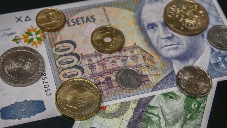 ep varias monedas encima de dos billetes de las antiguas pesetas a 15 de junio de 2021 en madrid