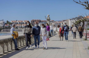 ep varias personas caminan por un paseo maritimo en sanxenxo pontevedra