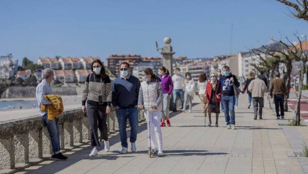 ep varias personas caminan por un paseo maritimo en sanxenxo pontevedra