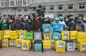ep varios repartidores acumulan sus mochilas tras haber participado en una pitada en sus vehiculos 20210210191204