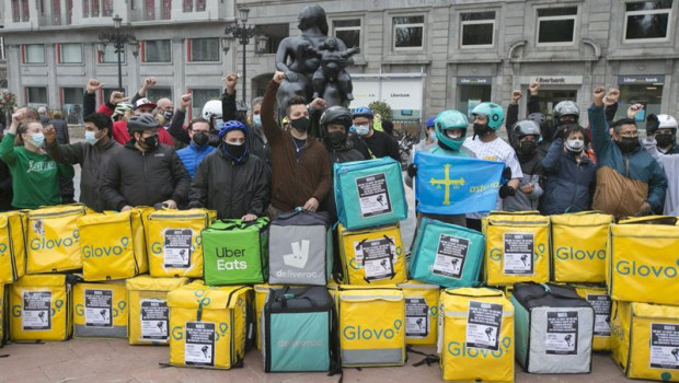 ep varios repartidores acumulan sus mochilas tras haber participado en una pitada en sus vehiculos 20210210191204