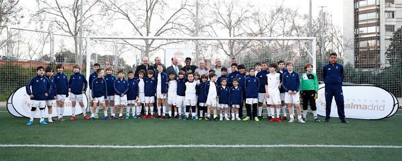 ep vinicius se fotografia con los alumnos de la escuela sociodeportiva de futbol de la fundacion ep vinicius se fotografia con los alumnos de la escuela sociodeportiva de futbol de la fundacion
