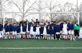 ep vinicius se fotografia con los alumnos de la escuela sociodeportiva de futbol de la fundacion