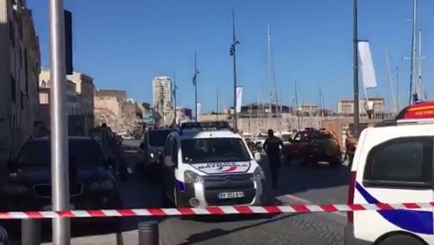 Despliegue policial en el puerto viejo de Marsella | TWITTER coche estrellado marsella