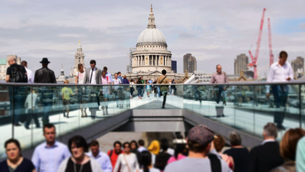 dl city of london st pauls millennium bridge viajeros trabajadores de la ciudad peatones distrito financiero de milla cuadrada río támesis pb