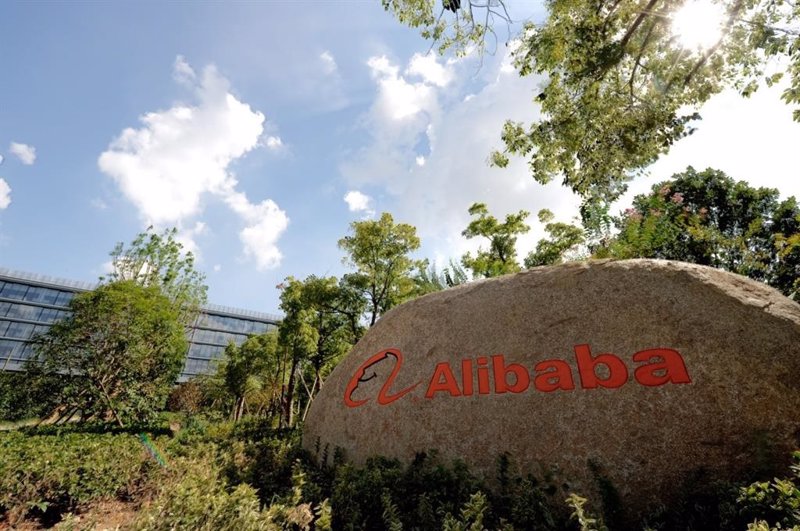 Alibaba se estrena en la Bolsa de Hong Kong con fuertes alzas del 7%