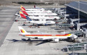 ep archivo   aeropuerto de barajas avion aviones hub de iberia aviones apostados pista de despegue y