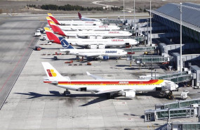 ep archivo aeropuerto de barajas avion aviones hub de iberia aviones apostados pista de despegue y ep archivo aeropuerto de barajas avion aviones hub de iberia aviones apostados pista de despegue y