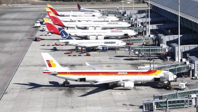 ep archivo   aeropuerto de barajas avion aviones hub de iberia aviones apostados pista de despegue y