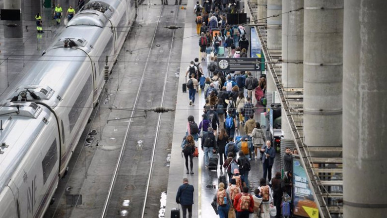 ep archivo decenas de personas en un anden de la estacion puerta de atocha almudena grandes ep archivo decenas de personas en un anden de la estacion puerta de atocha almudena grandes