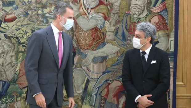 ep archivo   el rey felipe vi i junto al consejero delegado del grupo renault luca de meo d en el