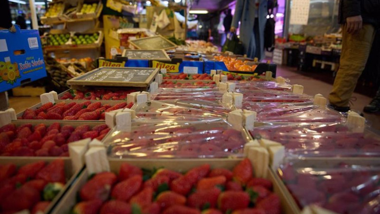 Archivo - Fresas en un expositor de una frutería en un mercado. | Jesús Hellín - Europa Press - Archivo ep archivo fresas en un expositor de una fruteria en un mercado