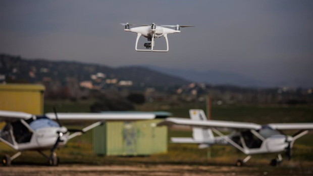 ep archivo   un dron vuela durante la jornada de seleccion de pilotos e instructores de drones para