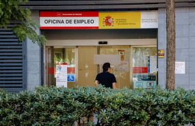 ep archivo   un hombre entra una oficina del servicio publico de empleo estatal sepe a 2 de junio de