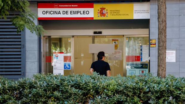 ep archivo   un hombre entra una oficina del servicio publico de empleo estatal sepe a 2 de junio de