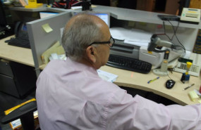 ep archivo un hombre trabajando en una oficina ep archivo un hombre trabajando en una oficina