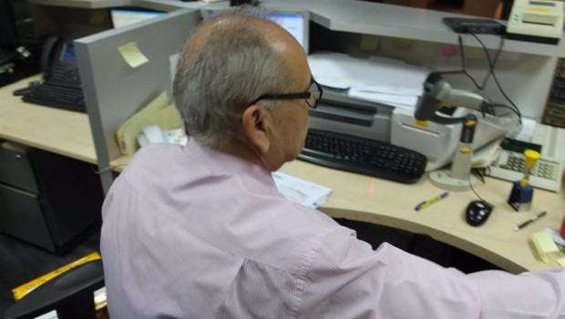 ep archivo   un hombre trabajando en una oficina