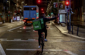 ep archivo   un rider de uber eats circula por madrid