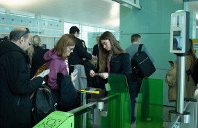 ep archivo   una joven chequea los billetes de los pasajeros en la puerta de embarque en el