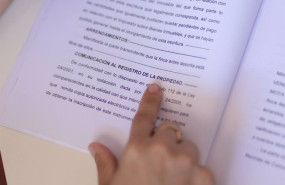 ep archivo   una mujer senala una escritura de compraventa de una hipoteca a 30 de mayo de 2022 en