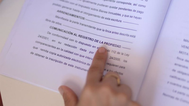 ep archivo   una mujer senala una escritura de compraventa de una hipoteca a 30 de mayo de 2022 en