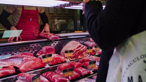 ep archivo   una persona compra en un mercado