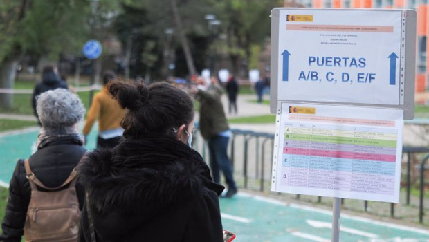 ep archivo   varias personas acuden a examenes de acceso para puestos de la administracion general