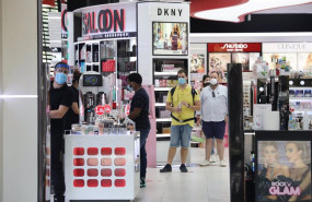 ep archivo   varias personas comprando en una perfumeria