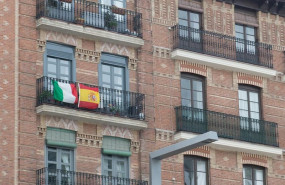 ep balcon con las banderas de italia y espana durante el primer dia laborable de la segunda semana