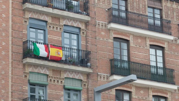 ep balcon con las banderas de italia y espana durante el primer dia laborable de la segunda semana