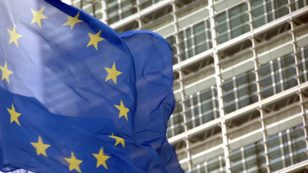 ep bandera de la ue frente a la sede de la comision europea