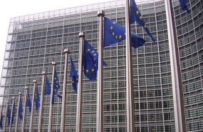 ep banderas en la sede de la comision europea en bruselas