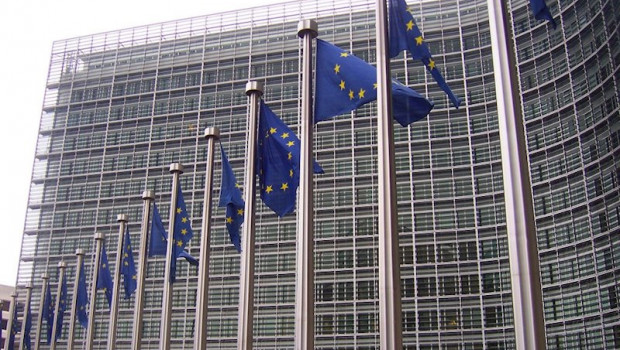 ep banderas en la sede de la comision europea en bruselas