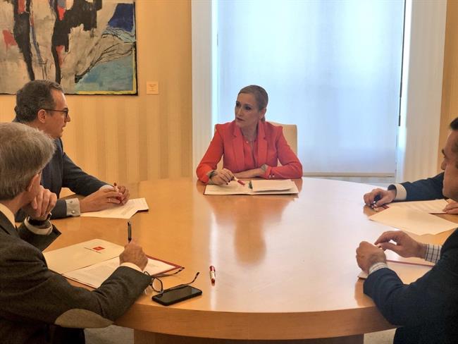 Cifuentes con los portavoces de PP y PSOE en la Real Casa de Correos | TWITTER DE CRISTINA CIFUENTES ep cifuenteslos portavocespppsoela real casacorreos