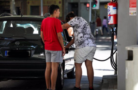 ep dos jovenes ponen gasolina en su coche en una gasolinera de madrid