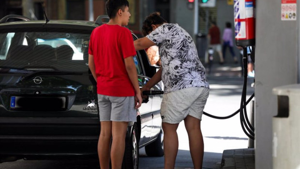 ep dos jovenes ponen gasolina en su coche en una gasolinera de madrid
