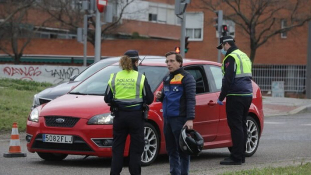 ep el alcalde de madrid jose luis martinez almeida asiste a un control de trafico de la policia