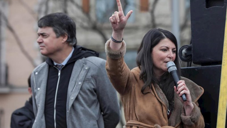 El diputado del PP por Granada, Carlos Rojas y la secretaria general del grupo parlamentario de Vox en el Congreso de los Diputados, Macarena Olona muestran su apoyo a los manifestantes concentrados en la Plaza de Neptuno en rechazo a la no autorización p | Jesús Hellín - Europa Press ep el diputado del pp por granada carlos rojas y la secretaria general del grupo parlamentario de