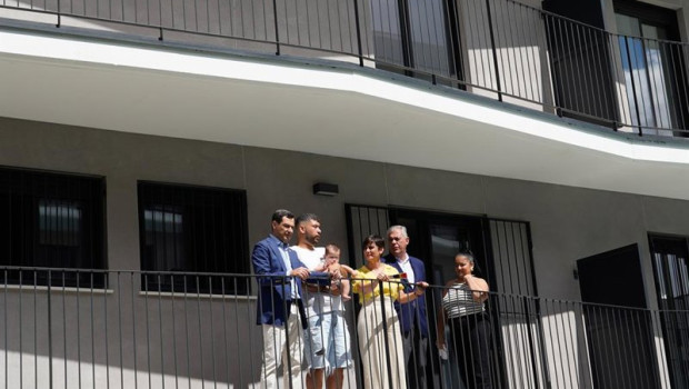ep el presidente en funciones de la junta de andalucia juanma moreno 1i la ministra de vivienda y