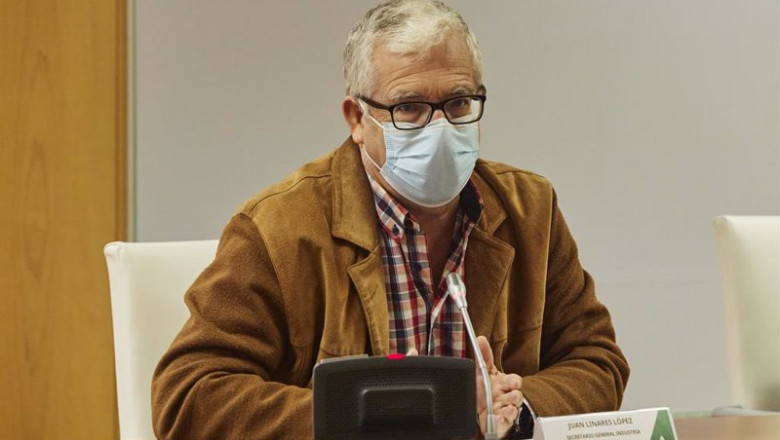 El secretario de Industria de CCOO, Juan Linares, atiende a los medios de comunicación durante el acto de la firma del convenio colectivo de las industrias del metal de la provincia de Cádiz, a 3 de diciembre de 2021 en Sevilla (Andalucía, España) | Joaquin Corchero - Europa Press ep el secretario de industria de ccoo juan linares atiende a los medios de comunicacion durante el