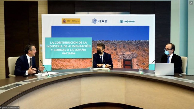 El secretario general de Agricultura y Alimentación, Fernando Miranda; Mauricio García de Quevedo, director general de FIAB; y Eduardo Baamonde, presidente de Cajamar Caja Rural, en la presentación de informe sobre la España Vaciada | EUROPA PRESS ep el secretario general de agricultura y alimentacion fernando miranda mauricio garcia de quevedo
