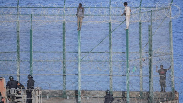 ep en la imagen tres de un total de 153 migrantes entran en ceuta saltando su doble valla el pasado