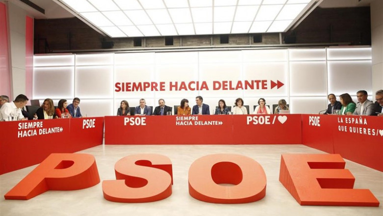 ep fotofamiliala reunionla ejecutiva federalpsoe presiden de izquierdaderecha la ministratransicion ecologicafunciones teresa ribera secretario ejecutivo coordinacion territorialpsoe santos cerdan secretario de