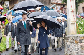 ep i-d el rey felipe vi y la reina letizia pasean durante su visita al pueblo ejemplar de la