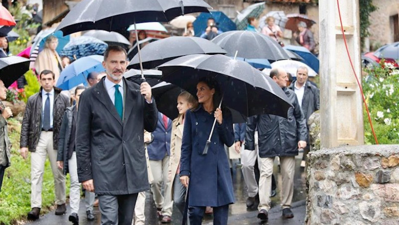 ep i-d el rey felipe vi y la reina letizia pasean durante su visita al pueblo ejemplar de la