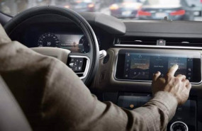 ep imagen del interior de un land rover velar con tecnologia incontrol