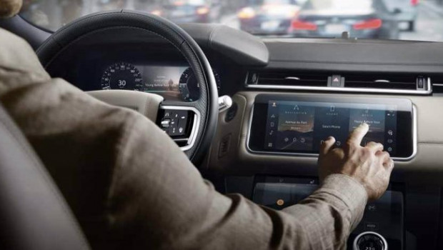 ep imagen del interior de un land rover velar con tecnologia incontrol