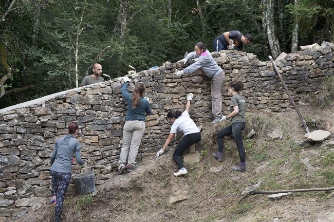 Jóvenes trabajando en el Cementerio de las Botellas | EP/GOBIERNO DE NAVARRA ep jovenes trabajandocementeriolas botellas