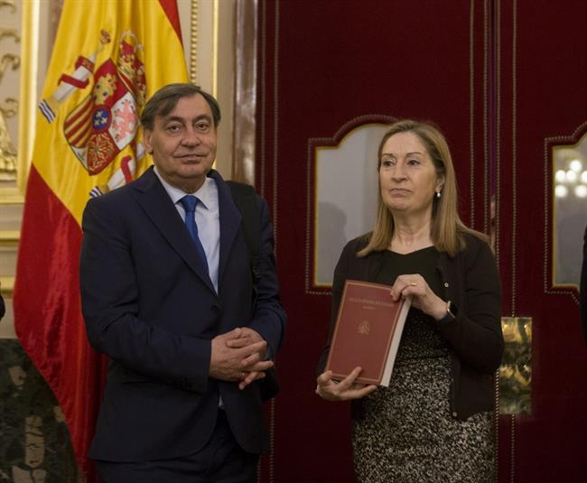 Julián Sánchez Melgar entrega a Ana Pastor en el Congreso la Memoria Anual | EUROPA PRESS ep julian sanchez melgar entregaana pastorcongresomemoria anual
