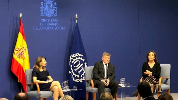 ep la ministra de trabajo yolanda diaz y el director general de la organizacion internacional del